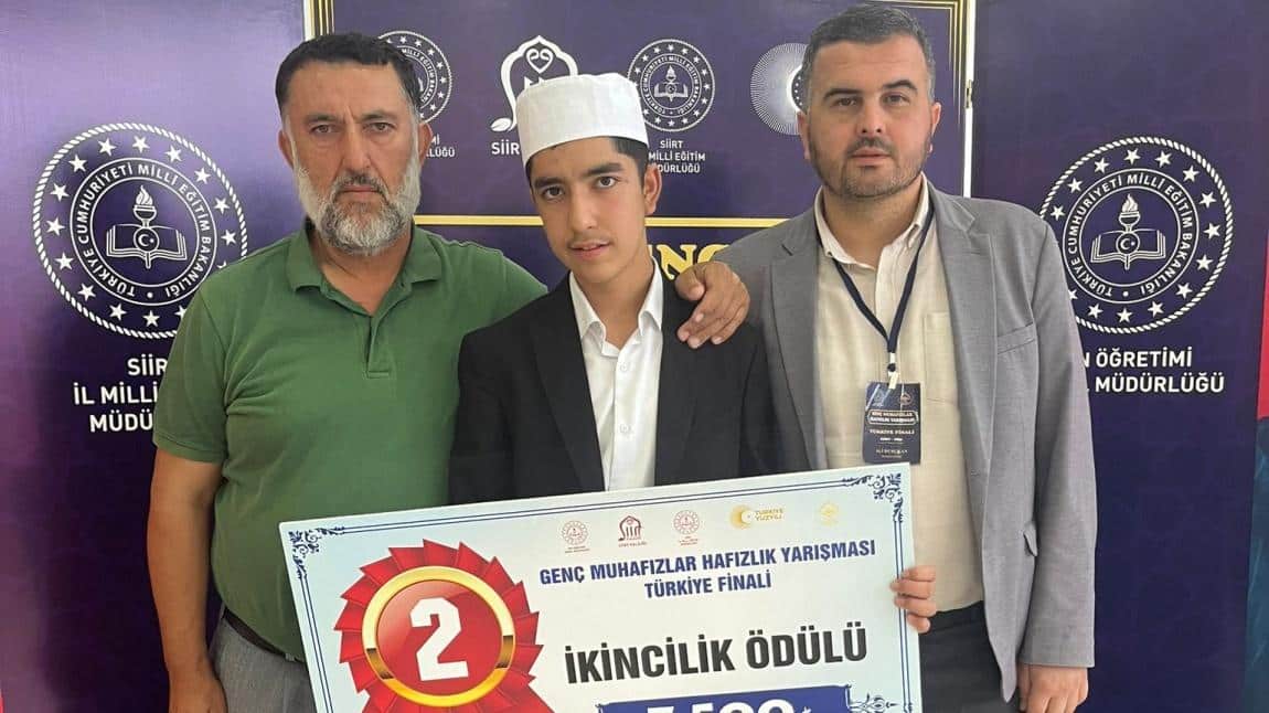 OKULUMUZ ÖĞRENCİSİ MUHAMMET ALİ AKCA HAFIZLIK YARIŞMASI TÜRKİYE FİNALLERİNDE OLAĞANÜSTÜ BAŞARI GÖSTEREREK TÜRKİYE İKİNCİSİ OLMUŞTUR